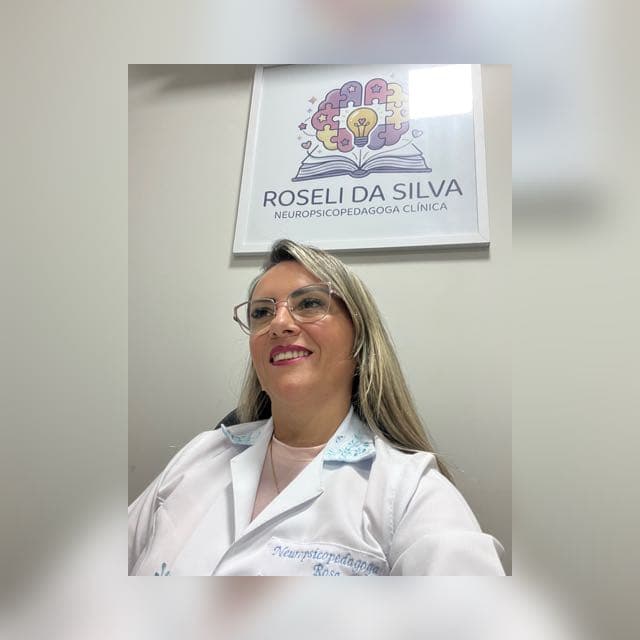 Roseli da Silva, neuropsicopedagoga clínica, no consultório